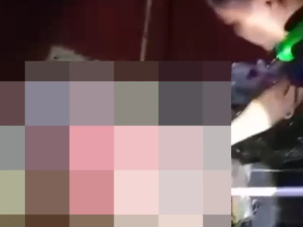 Tim inafis Polres Ciamis saat mengevakuasi mayat wanita di kamar kos di Ciamis yang dibungkus selimut pada Kamis (17/4/2025) malam. (Tangkapan layar)