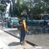 Para Petugas saat Membersihkan Kawasan Alun-Alun Kota Cimahi (Mong)