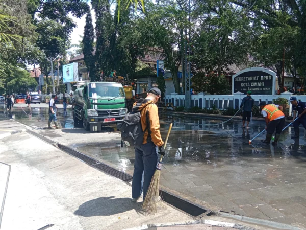 Para Petugas saat Membersihkan Kawasan Alun-Alun Kota Cimahi (Mong)