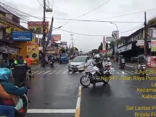Situasi pengawalan Satlantas Polres Bogor bersama Korbrimob Polri untuk membantu ibu yang ingin melahirkan, pada Rabu (2/4/2025). Foto: Polres Bogor