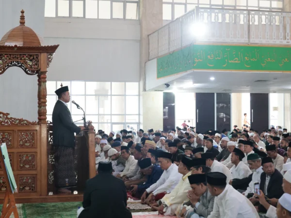 Menteri Nusron saat menjadi Khatib sholat Iedul Fitri 1446 H