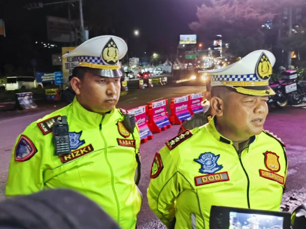 Dirlantas Polda Jabar Kombes Dodi Darjanto saat memberikan keterangan kepada wartawan di Simpang Gadog, pada Rabu (2/4/2025). Foto: Regi / Jabar Ekspres