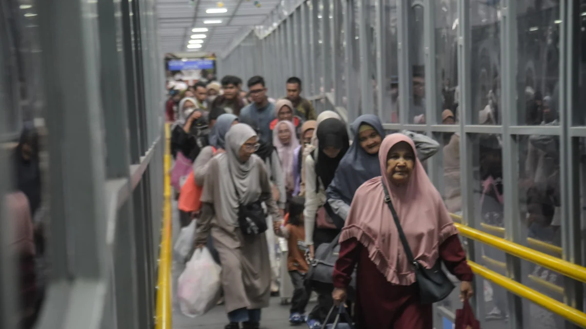 Penumpang berjalan saat tiba di Stasiun Kiaracondong, Kota Bandung, Sabtu (5/4). Foto: Dimas Rachmatsyah / Jabar Ekspres