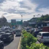 Situasi Simpang Gadog dengan rekayasa arus lalu lintas one way atau satu arah menuju Puncak dari Jakarta, pada Sabtu (5/4/2025). Foto: Regi
