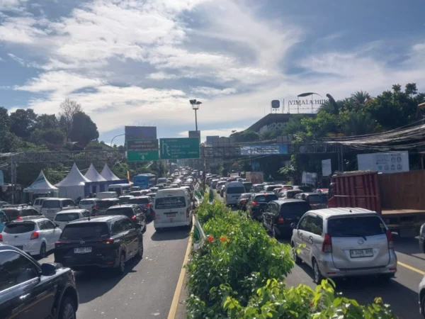 Situasi Simpang Gadog dengan rekayasa arus lalu lintas one way atau satu arah menuju Puncak dari Jakarta, pada Sabtu (5/4/2025). Foto: Regi