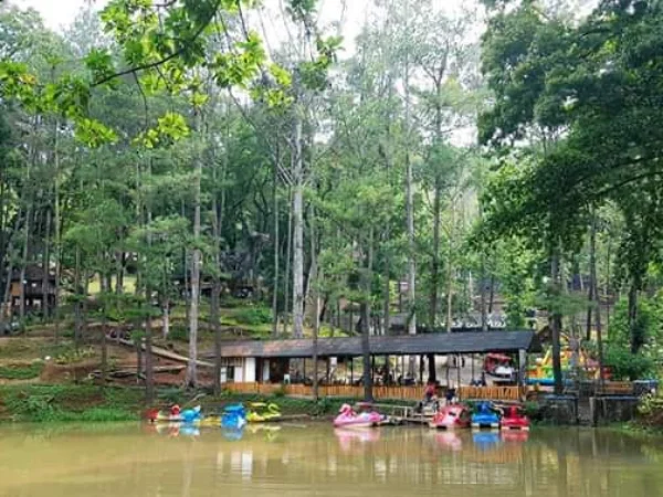 Salah satu fasilitas wisata di Situ Mustika Kota Banjar yang dikelola pihak swasta nampak lesu dari pengunjung saat libur lebaran tahun 2025. (Istimewa)