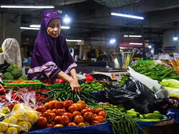 Foto ilustrasi : harga bahan pokok di pasar Kota Bandung mulai alami penurunan. (Dimas / JE)
