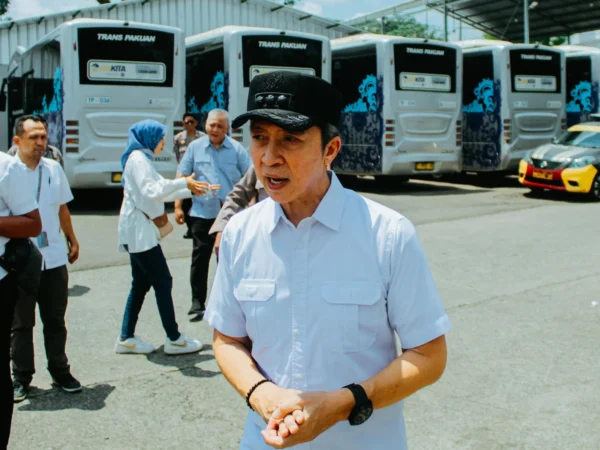 Wali Kota Bogor, Dedie A. Rachim saat meninjau kesiapan armada Biskita Transpakuan di Pool Terminal Bubulak, Kota Bogor. (Yudha Prananda / Jabar Ekspres)