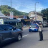 Petugas kepolisian saat mengatur arus kendaraan yang mengarah dari bandung ke arah Garut/Tasik di Cikaledong, Nagreg, Kabupaten Bandung, Senin (7/4/2025). Foto Agi / Jabar Ekspres