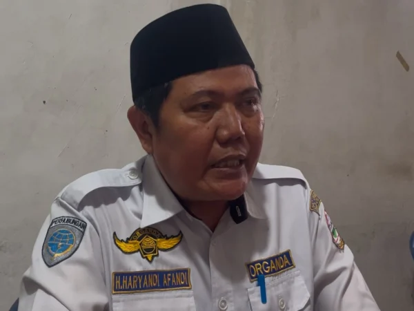 Organda Kabupaten Bogor Kembalikan uang Rp8 juta pada sopir angkot. (Foto/Regi)
