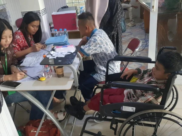 Peserta Disabilitas Penerima Manfaat Bhakti Sosial Adam-Adrian saat Cek Kesehatan Gratis di Rumah Bhineka (Mong)