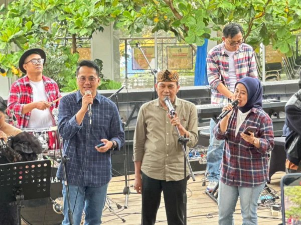Wali Kota Cimahi, Ngatiyana dan Wakil Wali Kota Cimahi, Adhitia Yudhistira saat Menyumbangkan Suaranya dalam Festival Hari Musik Nasional di Ecowisata Cimenteng (Mong)