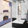 Seorang pengunjung melihat karya seni yang dipajang pada pameran bertajuk Asean-India Artist Camp Exhibition di Bandung Creative Hub, Kota Bandung, Sabtu (12/4). Foto: Dimas Rachmatsyah / Jabar Ekspres