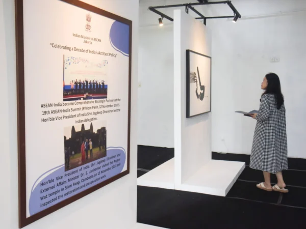 Seorang pengunjung melihat karya seni yang dipajang pada pameran bertajuk Asean-India Artist Camp Exhibition di Bandung Creative Hub, Kota Bandung, Sabtu (12/4). Foto: Dimas Rachmatsyah / Jabar Ekspres