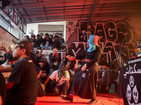 Vokalis Sukatani memainkan lagu saat tampil pada acara Festival Bandung Menggugat di Dago Elos, Kota Bandung, Sabtu (12/4). Foto: Dimas Rachmatsyah / Jabar Ekspes