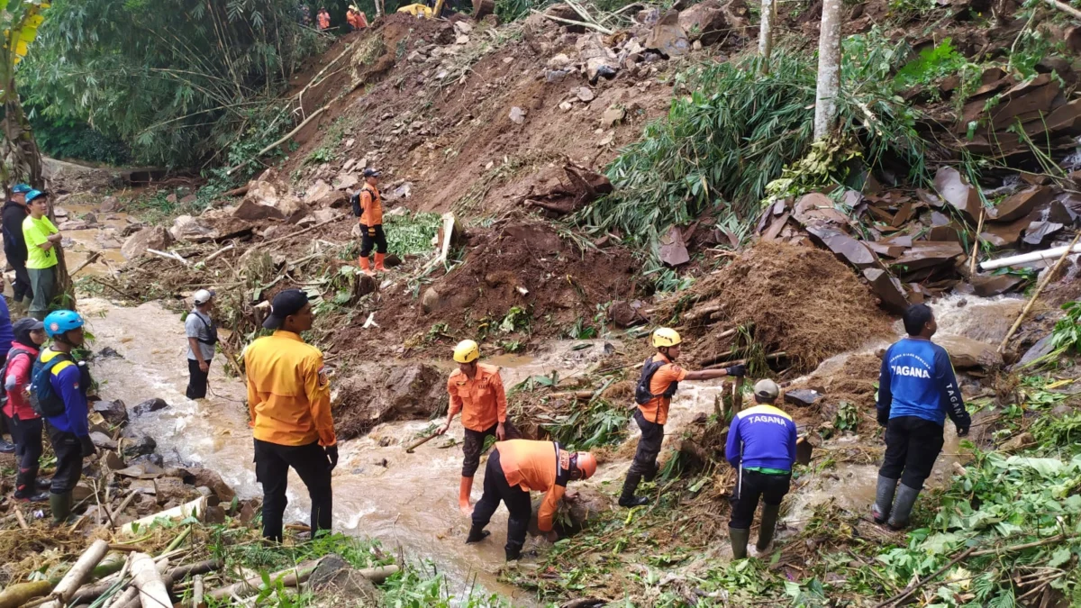 Tim SAR Gabungan saat melaksanakan operasi pencarian terhadap seorang korban yang tertimbun longsor di wilayah Kampung Babakan Randu, Desa Dayeuhkolot, Kecamatan Sagalaherang, Kabupaten Subang. (Foto: Kantor SAR Bandung for Jabar Ekspres)