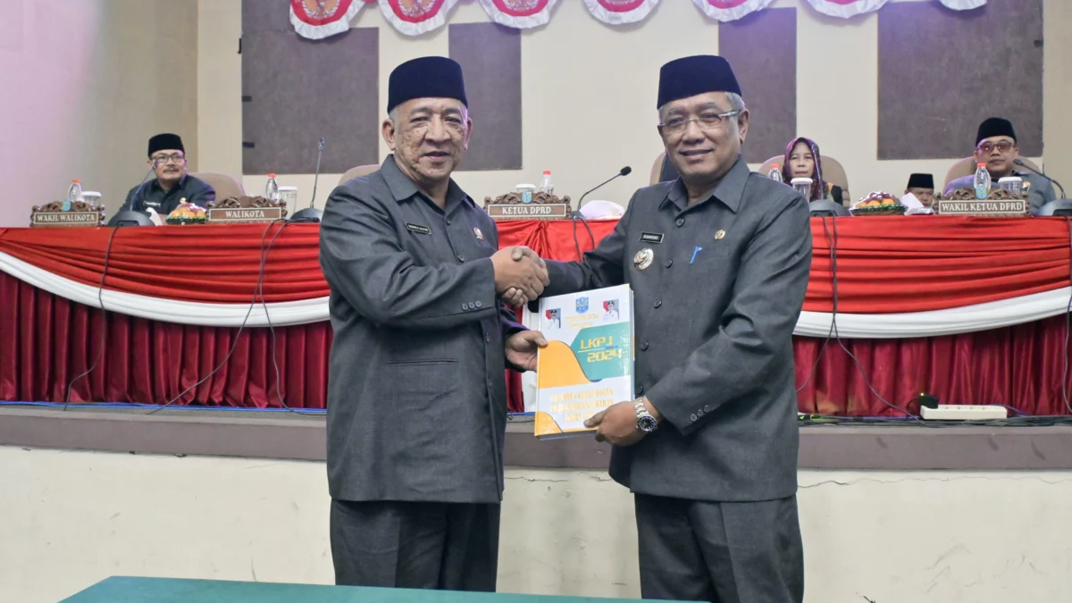 Ketua DPRD Banjar H Dadang Ramdhan Kalyubi (kiri) bersama Wali Kota Banjar H Sudarsono (kanan) berfoto bersama usai rapat pembahasan LKPJ Wali Kota dan Dua Raperda Strategis Kamis (10/4/2025) pekan lalu. (Istimewa)