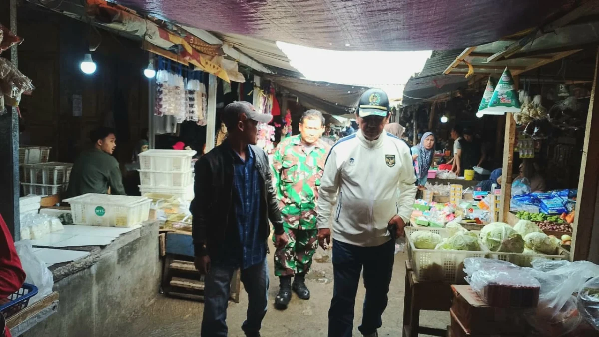 Ketua DPRD Kabupaten Sumedang, Sidik Jafar (jaket putih) saat berkeliling mengecek langsung kondisi kumuh dan memprihatinkannya Pasar Parakanmuncang di wilayah Desa Sindangpakuon, Kecamatan Cimanggung, Sumedang. (Yanuar Baswata/Jabar Ekspres)