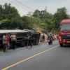 Truk bermuatan kain dari arah Ciamis menuju Solo Jawa Tengah terguling di jalur Nasional sekitar Cijeunjing Ciamis Jawa Barat, Rabu (16/4/2025) sore. Tidak ada korban jiwa dalam insiden laka tungga itu. (Cecep Herdi/Jabar Ekspres)