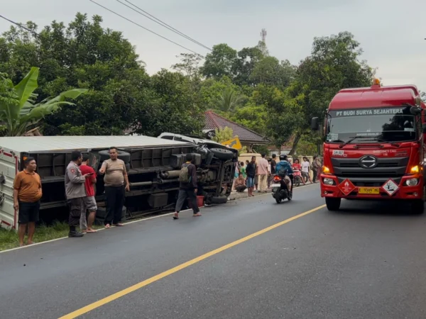Truk bermuatan kain dari arah Ciamis menuju Solo Jawa Tengah terguling di jalur Nasional sekitar Cijeunjing Ciamis Jawa Barat, Rabu (16/4/2025) sore. Tidak ada korban jiwa dalam insiden laka tungga itu. (Cecep Herdi/Jabar Ekspres)