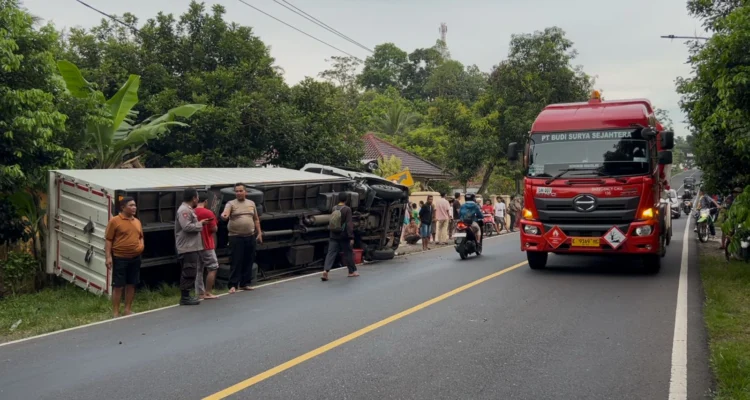 Truk bermuatan kain dari arah Ciamis menuju Solo Jawa Tengah terguling di jalur Nasional sekitar Cijeunjing Ciamis Jawa Barat, Rabu (16/4/2025) sore. Tidak ada korban jiwa dalam insiden laka tungga itu. (Cecep Herdi/Jabar Ekspres)