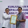 Kepala Balai Pengawasan Obat dan Makanan (BPOM) RI, Taruna Ikrar saat menyerahkan Sertifikat Nomor Izin Edar (NIE) untuk Veoza ke Presiden Direktur Combiphar Group, Michael Wanandi di Padalarang, Bandung Barat. Rabu (16/4). Dok Jabar Ekspres/Suwitno