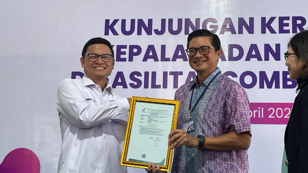 Kepala Balai Pengawasan Obat dan Makanan (BPOM) RI, Taruna Ikrar saat menyerahkan Sertifikat Nomor Izin Edar (NIE) untuk Veoza ke Presiden Direktur Combiphar Group, Michael Wanandi di Padalarang, Bandung Barat. Rabu (16/4). Dok Jabar Ekspres/Suwitno