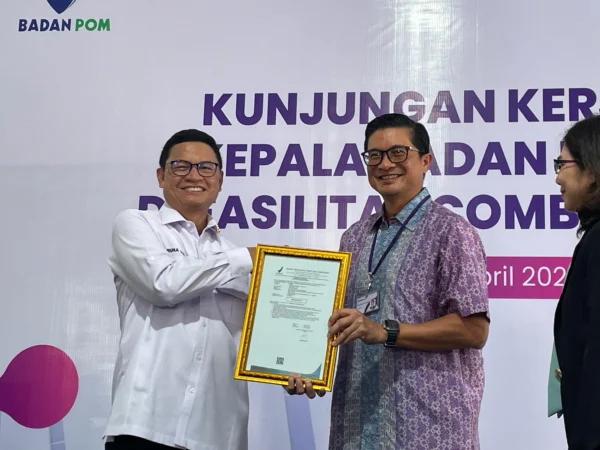 Kepala Balai Pengawasan Obat dan Makanan (BPOM) RI, Taruna Ikrar saat menyerahkan Sertifikat Nomor Izin Edar (NIE) untuk Veoza ke Presiden Direktur Combiphar Group, Michael Wanandi di Padalarang, Bandung Barat. Rabu (16/4). Dok Jabar Ekspres/Suwitno