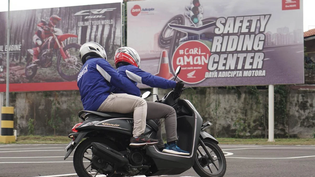 Tips Aman Ketika Duduk Berboncengan Menggunakan Sepeda Motor