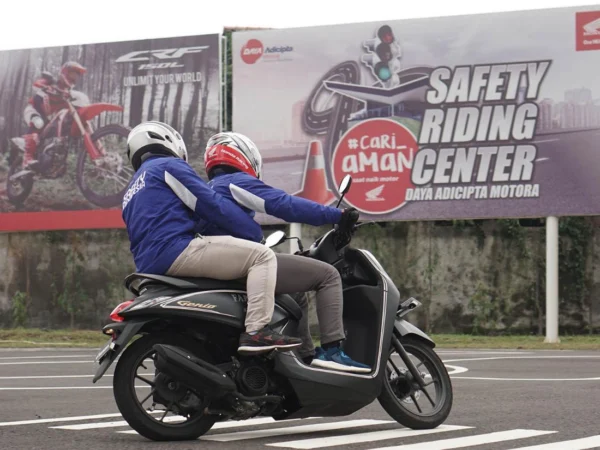 Tips Aman Ketika Duduk Berboncengan Menggunakan Sepeda Motor