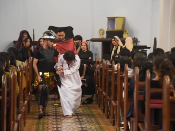 Susana khidmat Jumat Agung di Gereja Kapel Katolik Hati Kudus Yesus Borromeus