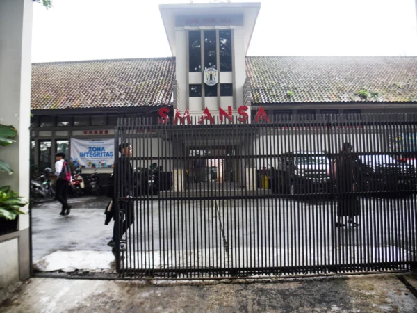 Sejumlah siswa berjalan di halaman SMA Negeri 1, Kota Bandung, Jum'at (18/4). Foto: Dimas Rachmatsyah / Jabar Ekspres