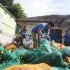 Relawan River Cleanup Indonesia menghitung dan memilah sampah yang terkumpul dari sungai Cikakak di Kecamatan Astanaanyar, Kota Bandung, Sabtu (19/4). Foto: Dimas Rachmatsyah / Jabar Ekspres