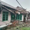 Ilustrasi: rumah warga rusak akibat diterjang hujan disertai angin besar. Jumat (18/4). Dok BPBD KBB
