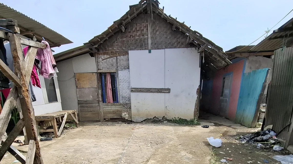 Rumah warga yang berada di Jalur KA Bandung- Ciwidey di Kampung Ciluncat, Desa Ciluncat, Kecamatan Cangkuang, Kabupaten Bandung. Foto Agi