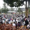 Puluhan ribu massa mengikuti aksi solidaritas bela Palestina di sepanjang kawasan Gedung Sate,BIP, dan Gedung Merdeka di Kota Bandung, Minggu (20/4). Foto: Dimas Rachmatsyah / Jabar Ekspres