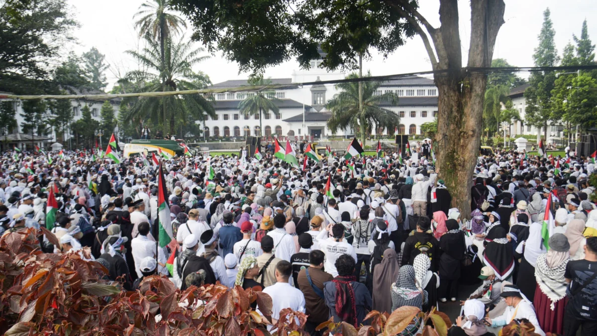 Puluhan ribu massa mengikuti aksi solidaritas bela Palestina di sepanjang kawasan Gedung Sate,BIP, dan Gedung Merdeka di Kota Bandung, Minggu (20/4). Foto: Dimas Rachmatsyah / Jabar Ekspres