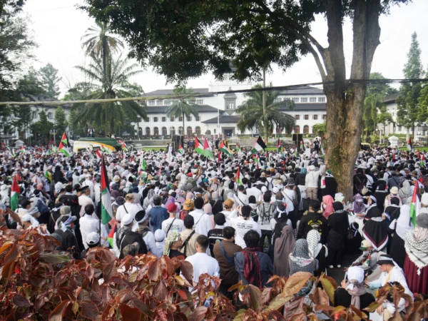Puluhan ribu massa mengikuti aksi solidaritas bela Palestina di sepanjang kawasan Gedung Sate,BIP, dan Gedung Merdeka di Kota Bandung, Minggu (20/4). Foto: Dimas Rachmatsyah / Jabar Ekspres