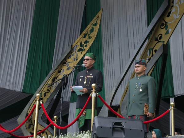 Bupati Bandung, Dadang Supriatna saat memberikan sambutan di Hari Jadi ke 348 Kabupaten Bandung di Lapangan Upakarti, Komplek Pemkab Bandung, Soreang, Senin (21/4/2025). Foto Istimewa