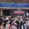 Siswa berkumpul di halaman sekolah untuk memperingati hari Kartini di SMA Negeri 1, Kota Bandung, Senin (21/4). Foto: Dimas Rachmatsyah / Jabar Ekspres