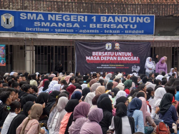 Siswa berkumpul di halaman sekolah untuk memperingati hari Kartini di SMA Negeri 1, Kota Bandung, Senin (21/4). Foto: Dimas Rachmatsyah / Jabar Ekspres