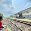 Seorang anak dan warga di sekitar Stasiun Tagog Apu Padalarang, Bandung Barat beraktivitas di jalur kereta api nonaktif. Dok Jabar Ekspres Suwitno