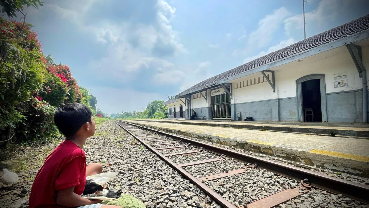 Seorang anak dan warga di sekitar Stasiun Tagog Apu Padalarang, Bandung Barat beraktivitas di jalur kereta api nonaktif. Dok Jabar Ekspres Suwitno