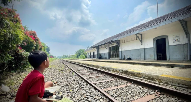 Seorang anak dan warga di sekitar Stasiun Tagog Apu Padalarang, Bandung Barat beraktivitas di jalur kereta api nonaktif. Dok Jabar Ekspres Suwitno