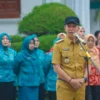 Wali Kota Bogor, Dedie A. Rachim saat memimpin apel sekaligus memperingati Hari Kartini di Plaza Balai Kota Bogor, Senin (21/4). (Yudha Prananda / Jabar Ekspres)