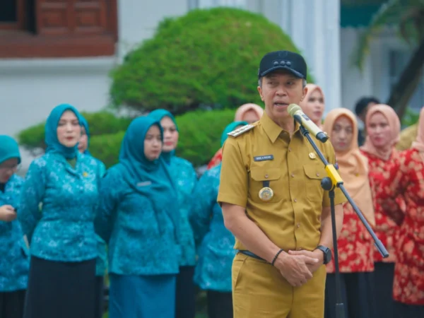 Wali Kota Bogor, Dedie A. Rachim saat memimpin apel sekaligus memperingati Hari Kartini di Plaza Balai Kota Bogor, Senin (21/4). (Yudha Prananda / Jabar Ekspres)
