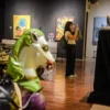 Pengunjung mengamati karya seni lukis pada pameran Urban Moments yang dipamerkan di Grey Art Gallery, Kota Bandung, Sabtu (19/4). Foto: Dimas Rachmatsyah / Jabar Ekspres