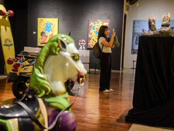Pengunjung mengamati karya seni lukis pada pameran Urban Moments yang dipamerkan di Grey Art Gallery, Kota Bandung, Sabtu (19/4). Foto: Dimas Rachmatsyah / Jabar Ekspres