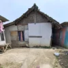 Rumah warga yang berada di Jalur KA Bandung- Ciwidey di Kampung Ciluncat, Desa Ciluncat, Kecamatan Cangkuang, Kabupaten Bandung. Foto Agi / Jabar Ekspres