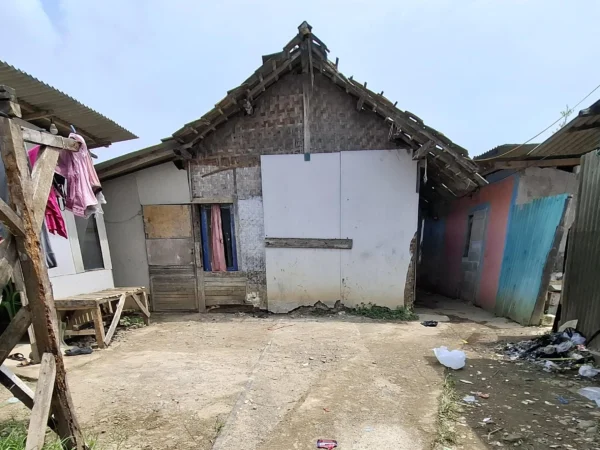 Rumah warga yang berada di Jalur KA Bandung- Ciwidey di Kampung Ciluncat, Desa Ciluncat, Kecamatan Cangkuang, Kabupaten Bandung. Foto Agi / Jabar Ekspres